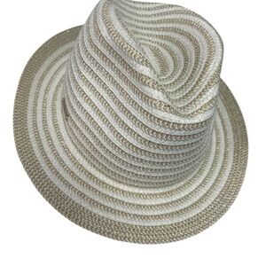 Chapeau AMIANI, couleur ivoire / crème, style fedora chic et naturel.